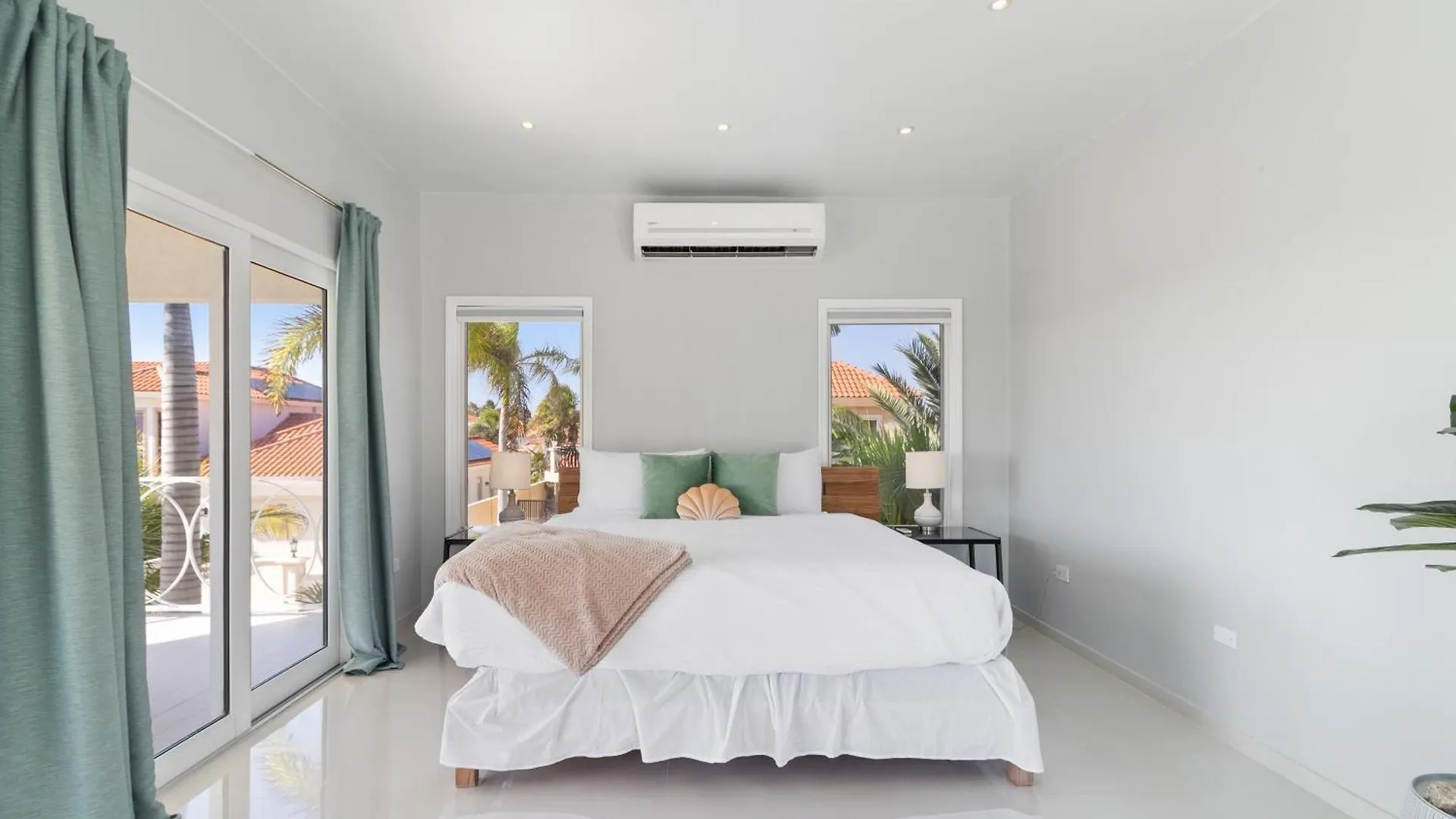 Opal 125 Villa Palm Beach