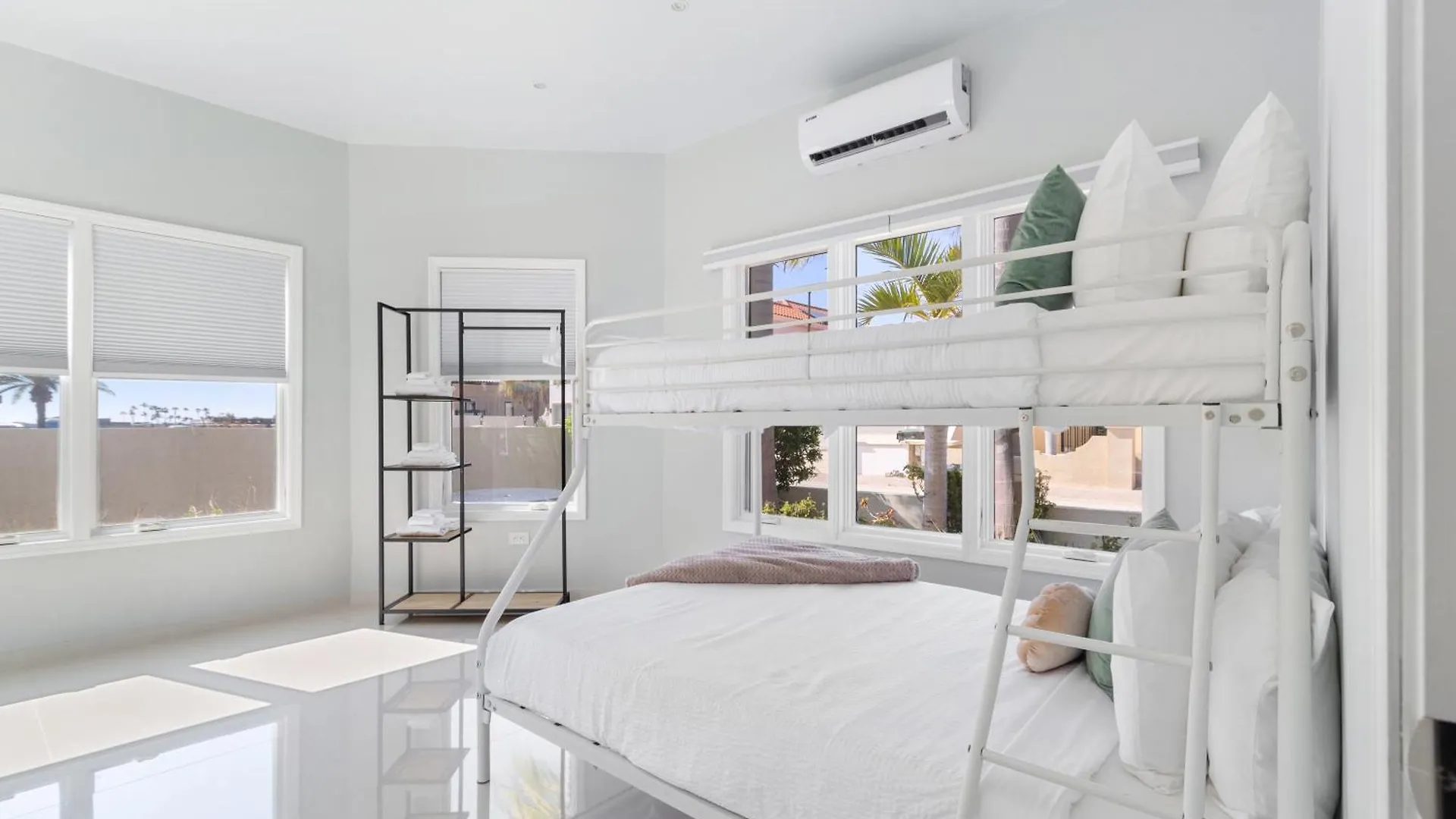 Opal 125 Villa Palm Beach 0*,
